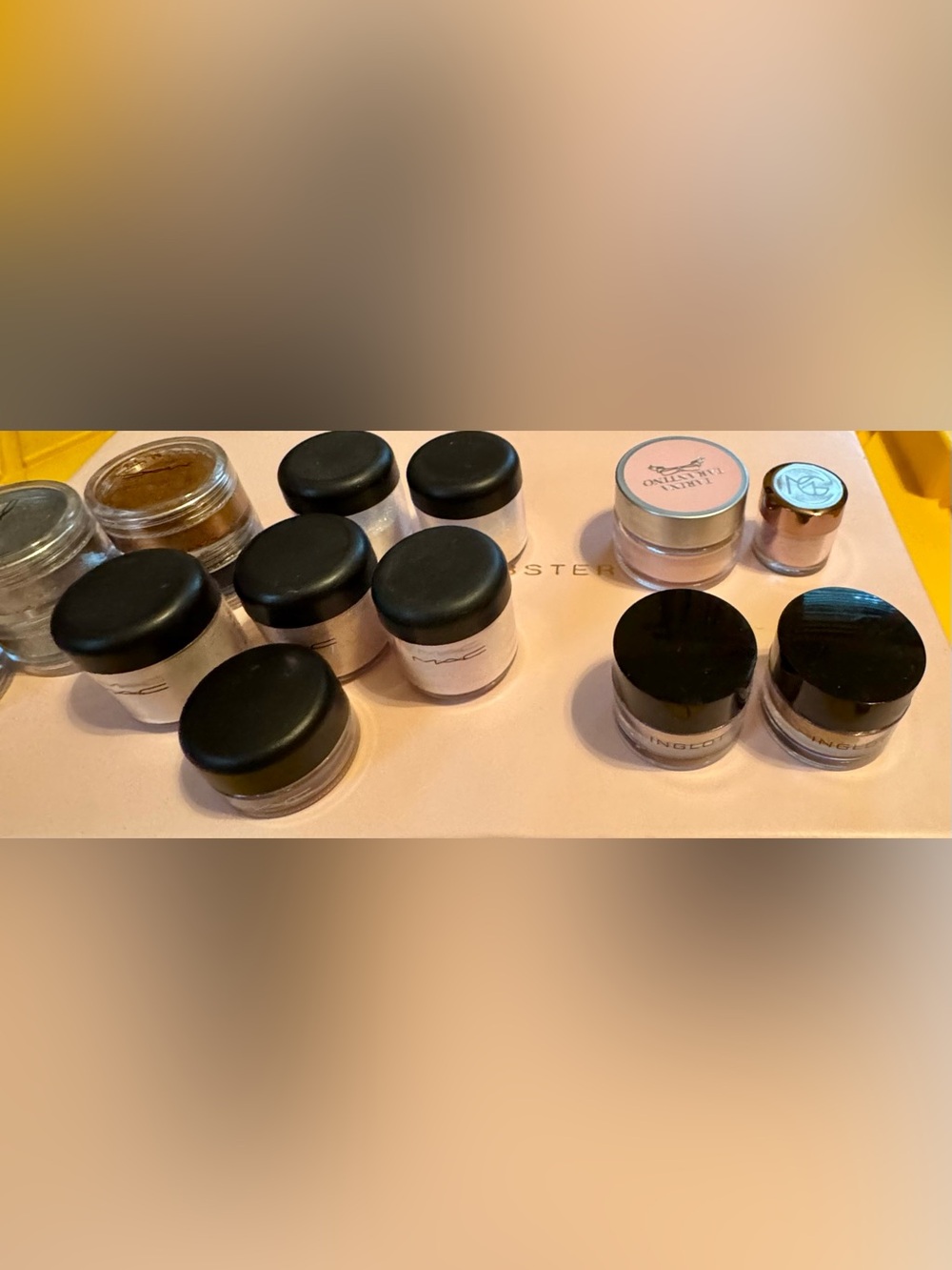 9-MAC Cosmetics Loose Powder Pigments - Black Caps with Pink Cream Pigment - Picture 3 of 9